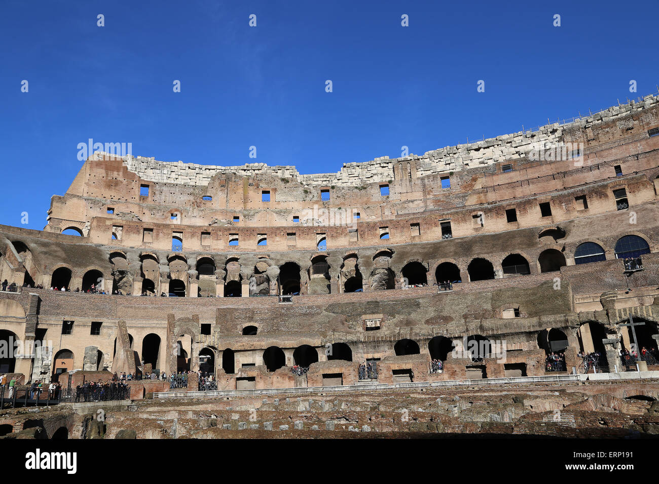 Italien. Rom. Das Kolosseum (Kolosseum) oder Flavian Amphitheater. Im Inneren. Stockfoto