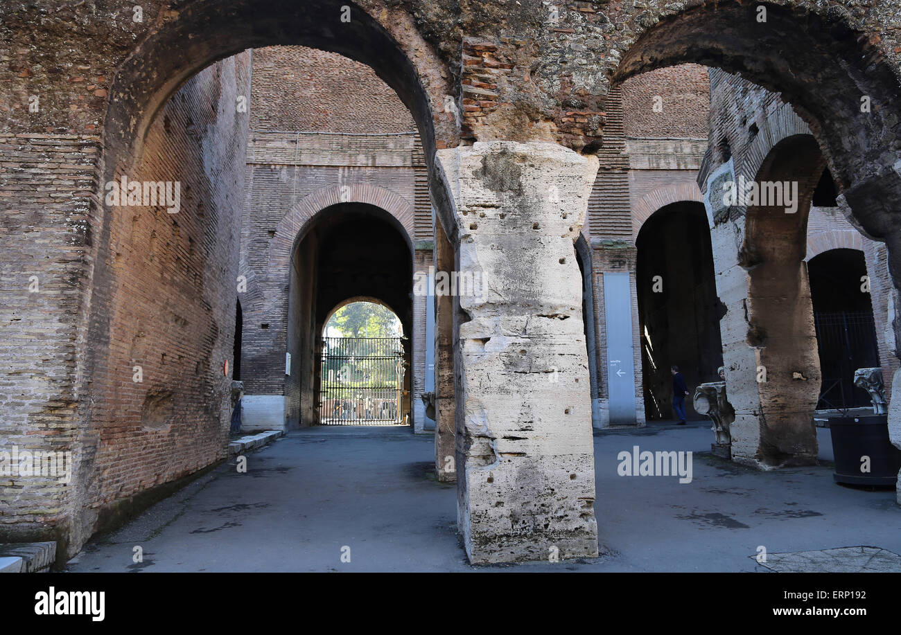 Italien. Rom. Das Kolosseum (Kolosseum) oder Flavian Amphitheater. Im Inneren. Stockfoto