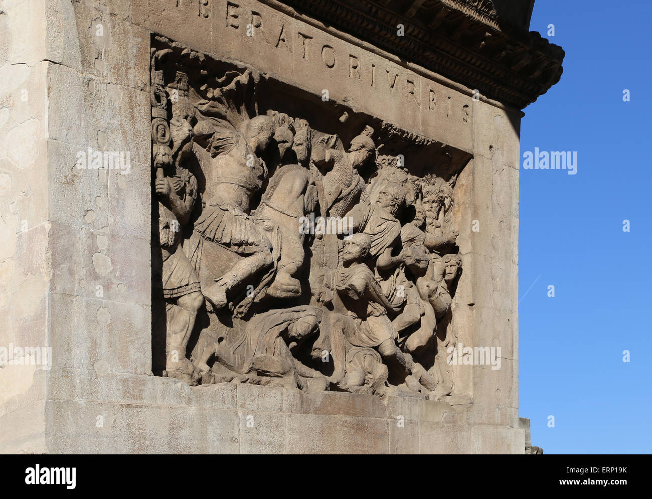 Italien. Rom. Bogen von Constantine. 312 N. CHR. Triumphbogen. Errichtet um über Konstantins Sieg zu feiern. Relief. Trajan Ära. Stockfoto