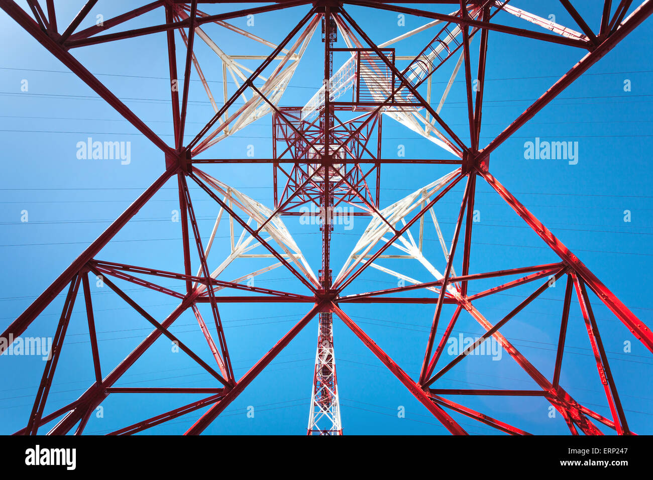 Hochspannungs-Post. Hochspannungs-Turm Himmelshintergrund. Stockfoto