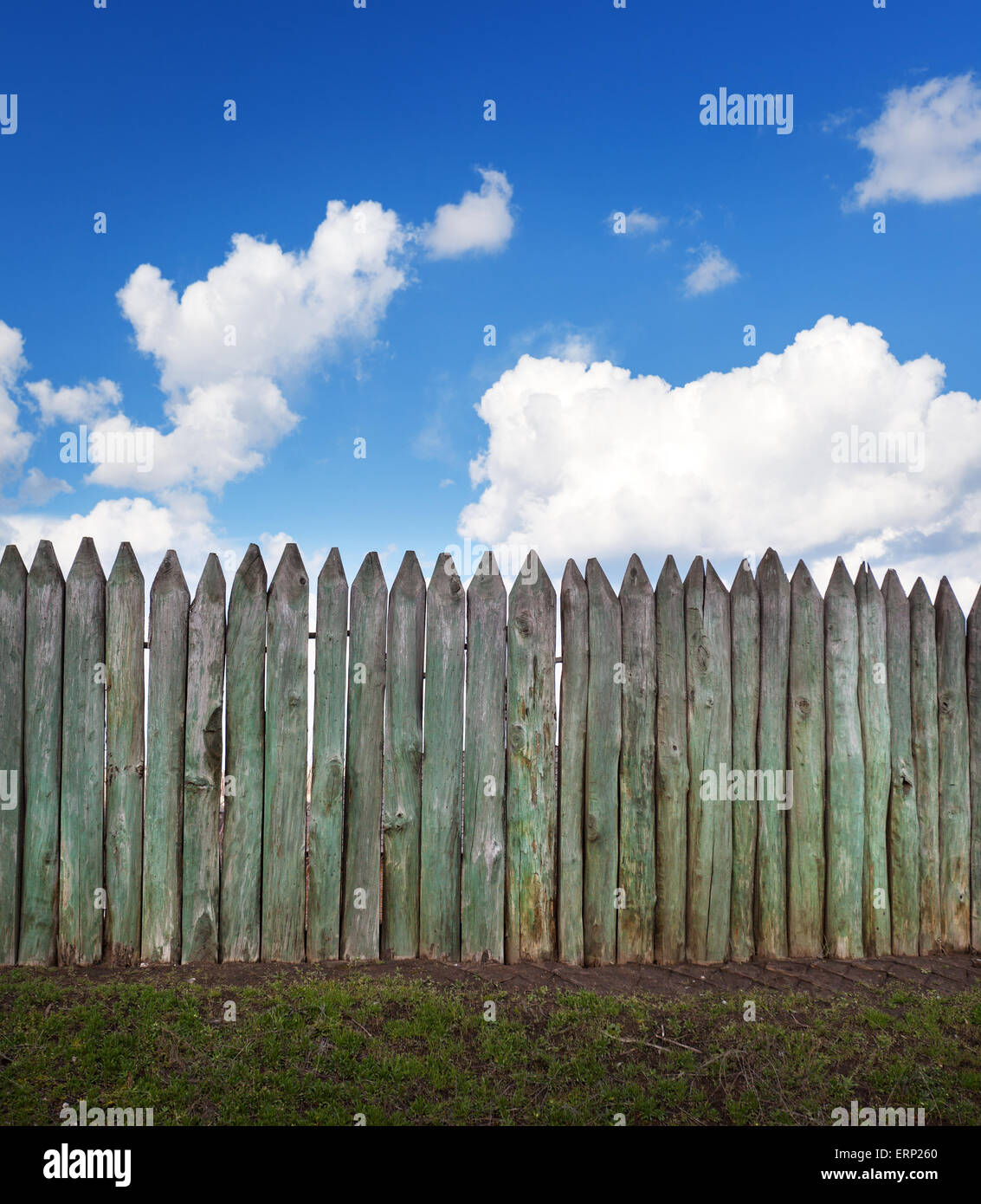 Alten Holzzaun gegen blauen Himmel mit Wolken. Hintergrund für design Stockfoto