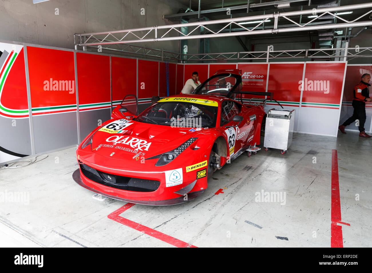 Imola, Italien – 16. Mai 2015: Ferrari F458 Italia GT3 von Af Corse Team in Aktion während der europäischen Le Mans Series Stockfoto