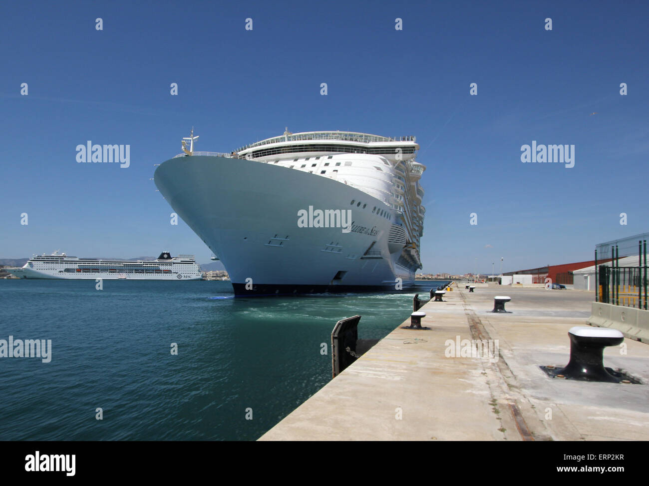 Mega-Kreuzfahrtschiff "ALLURE OF THE SEAS" (360 Meter lang, 2010, ins Leben gerufen 6296 Passagiere, 2384 Besatzung) - Palma De Mallorca Stockfoto