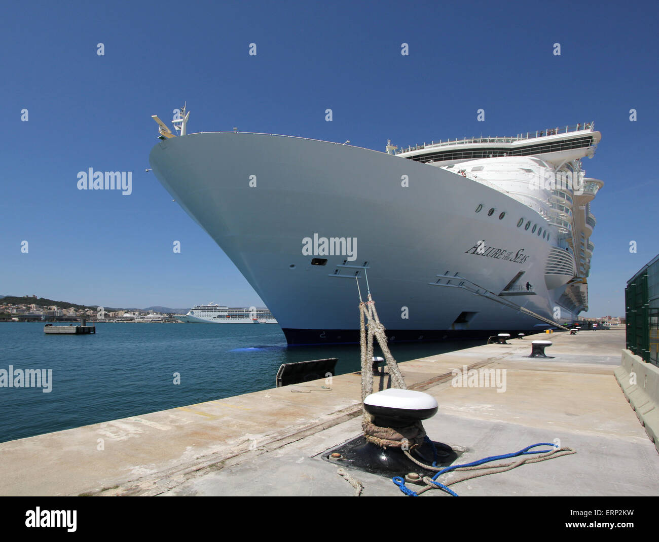 Mega Kreuzfahrtschiff "ALLURE OF THE SEAS" (360 Meter lang, 2010, ins Leben gerufen 6296 Passagiere, 2384 Besatzung) - Palma De Mallorca. Stockfoto