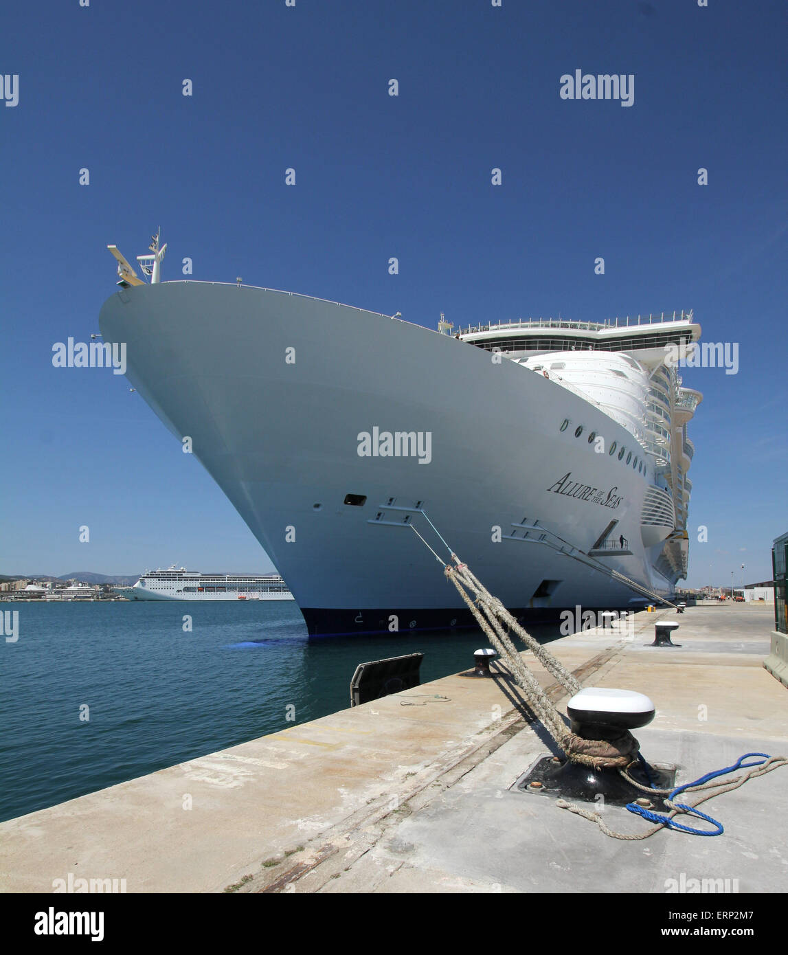 Mega Kreuzfahrtschiff "ALLURE OF THE SEAS" (360 Meter lang, 2010, ins Leben gerufen 6296 Passagiere, 2384 Besatzung) - Palma De Mallorca. Stockfoto