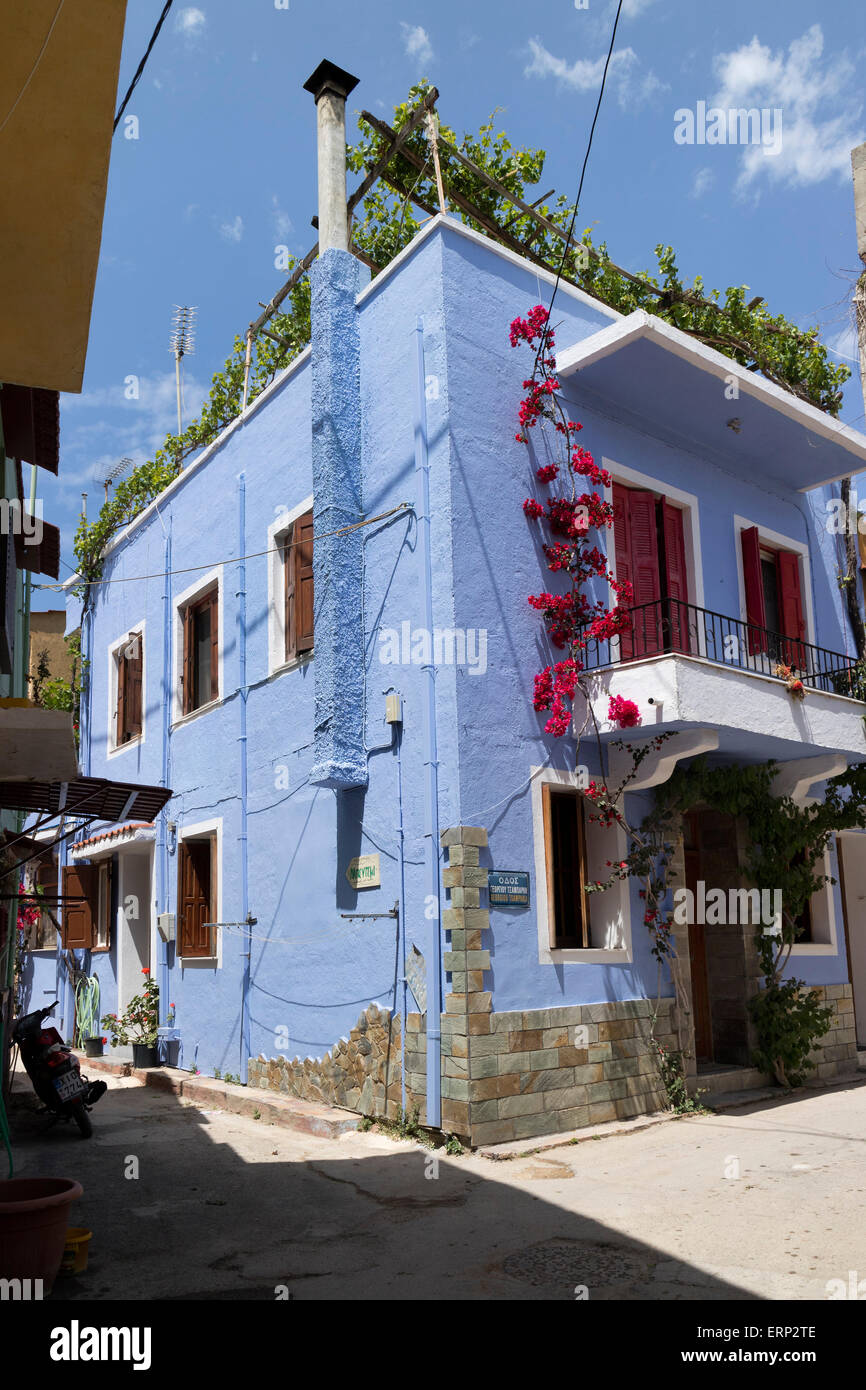 Blau gemalte Haus mit rot blühenden Bougainvillea in der Stadt von Chios auf der Insel Chios, Griechenland Stockfoto