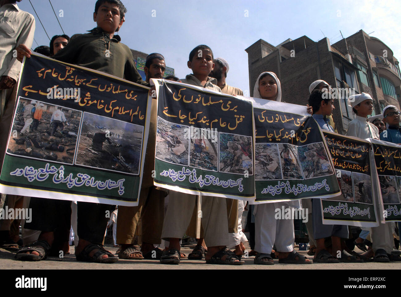 Peshawar. 5. Juni 2015. Pakistanische Demonstranten besuchen einen Protest zur Unterstützung der Rohingya-Muslime in Nordwest-Pakistan Peshawar, 5. Juni 2015. Demonstranten ernsthafte Bedenken für die Misere der Rohingya Muslime in Myanmar und für ein friedliches aller Gemeinden des Landes genannt. Bildnachweis: Umar Qayyum/Xinhua/Alamy Live-Nachrichten Stockfoto