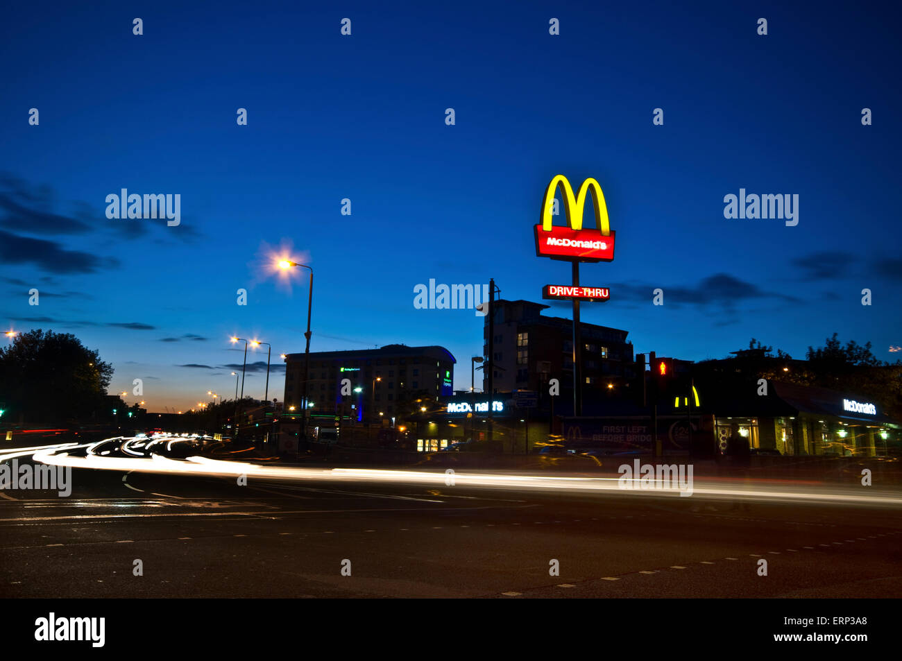 Ein Mcdonalds Drive In Zeichen In Wandsworth South London Stockfotografie Alamy