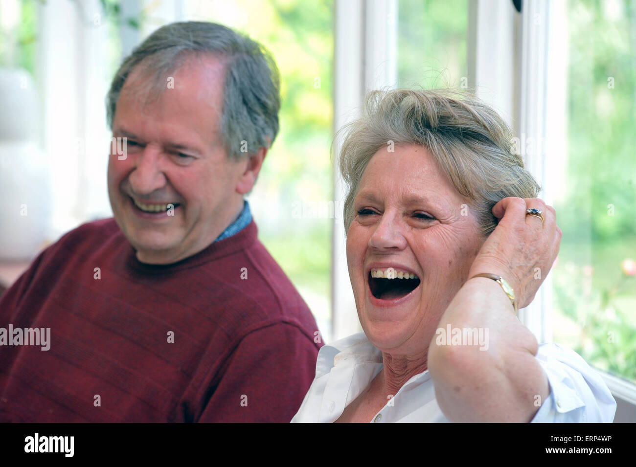 Eine sehr happy Birthday Großmutter bläst ihre Kerzen Stockfoto