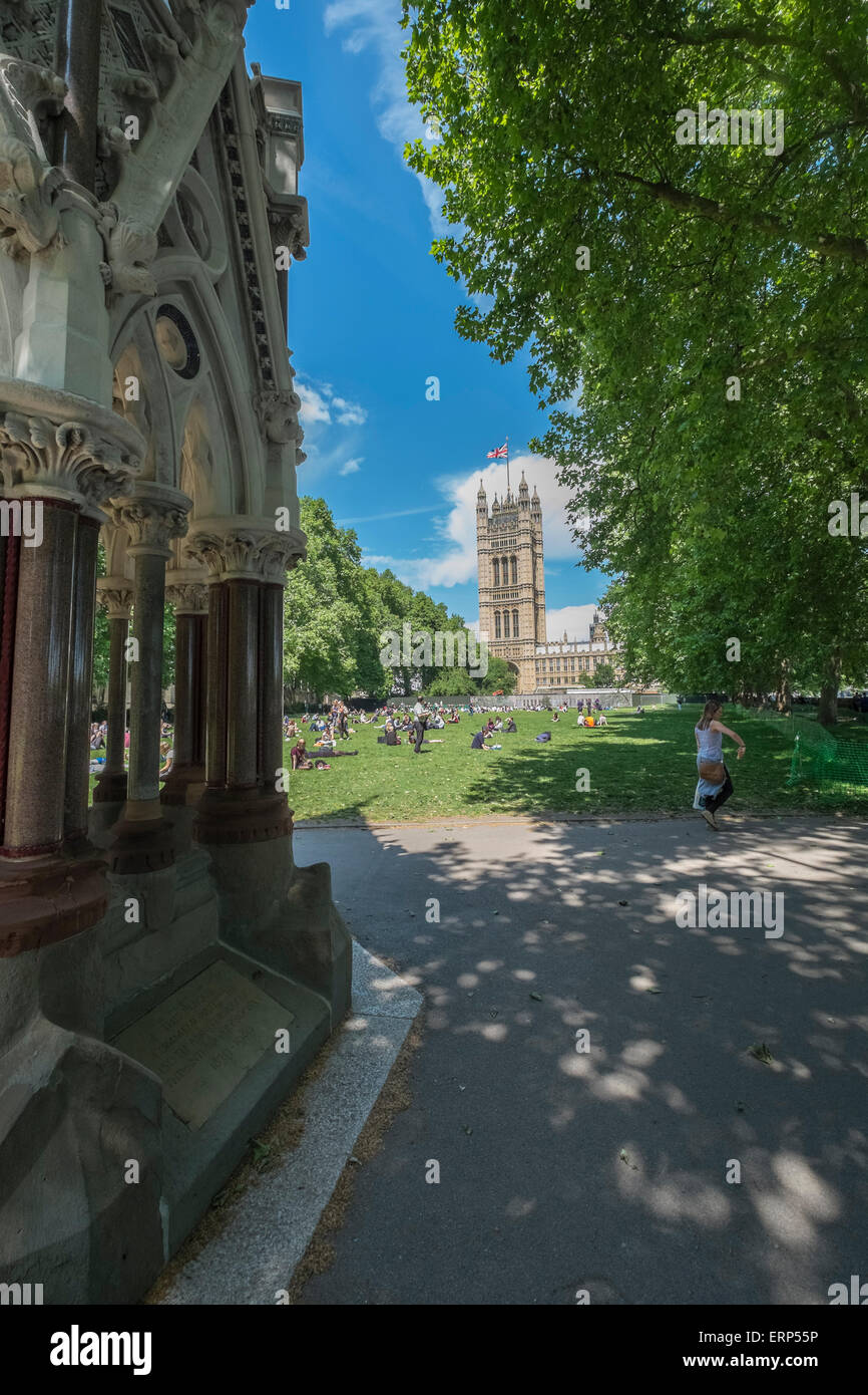 Menschen entspannen an einem sonnigen Sommertag in Victoria Tower Gardens, London UK Stockfoto