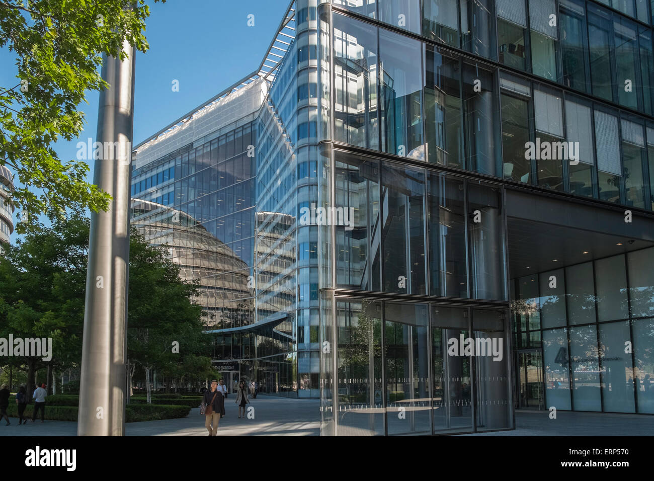 Modernen London Architektur an More London Lage, mit dem Rathaus reflektiert in Gebäude Fenster. Stockfoto