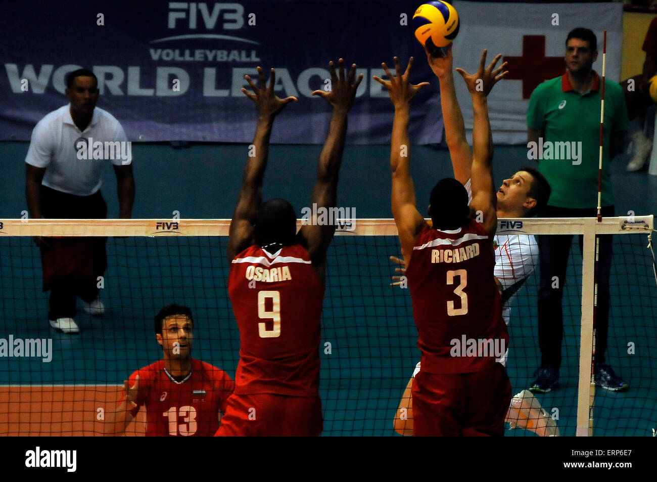 Havanna, Kuba. 5. Juni 2015. Kubas Spieler konkurrieren gegen Bulgarien, während eines Spiels der Volleyball World League, im Coliseo De La Ciudad Deportiva, in Havanna, Kuba, am 5. Juni 2015 statt. © Joaquin Hernandez/Xinhua/Alamy Live-Nachrichten Stockfoto