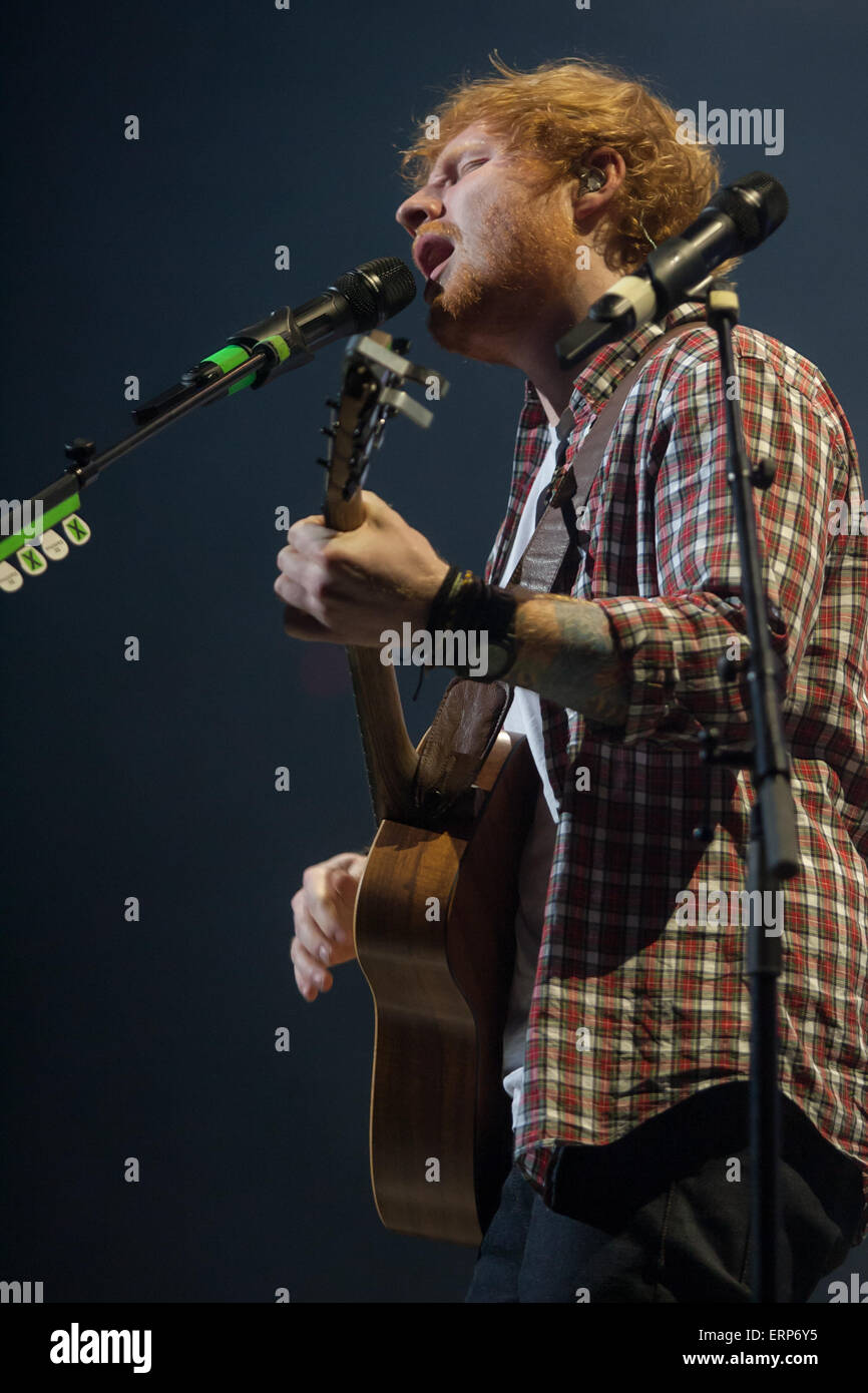 Grammy nominiert Britischer Sänger und Songwriter Berühmtheit Ed Sheeran führt im Konzert als Teil seiner Konzerttätigkeit 2015. Stockfoto