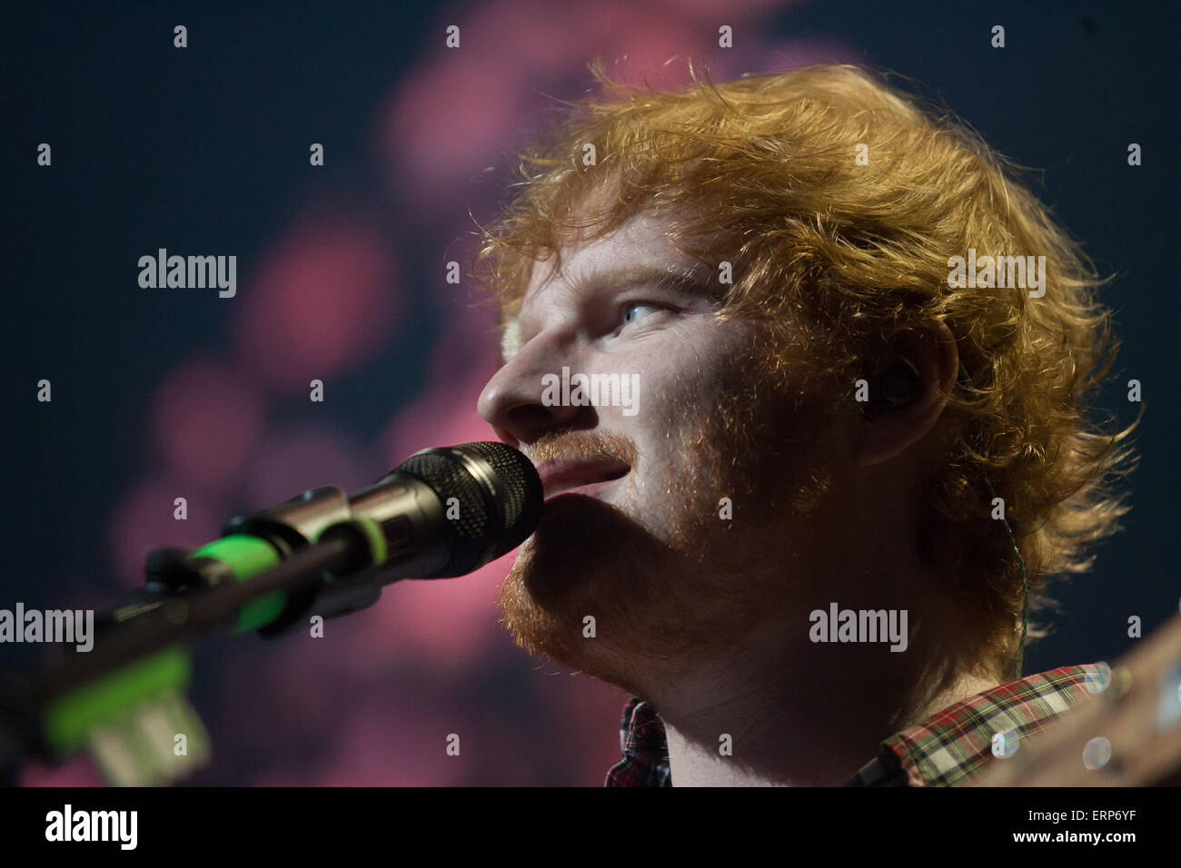 Grammy nominiert Britischer Sänger und Songwriter Berühmtheit Ed Sheeran führt im Konzert als Teil seiner Konzerttätigkeit 2015. Stockfoto