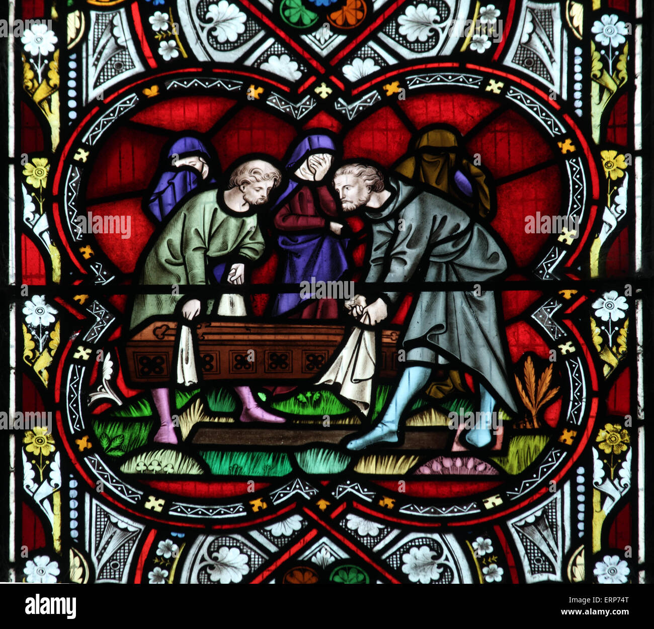 Ein Buntglasfenster, das einen Akt der korporalen Barmherzigkeit darstellt - Bury the Dead (Tobit 1) Stockfoto