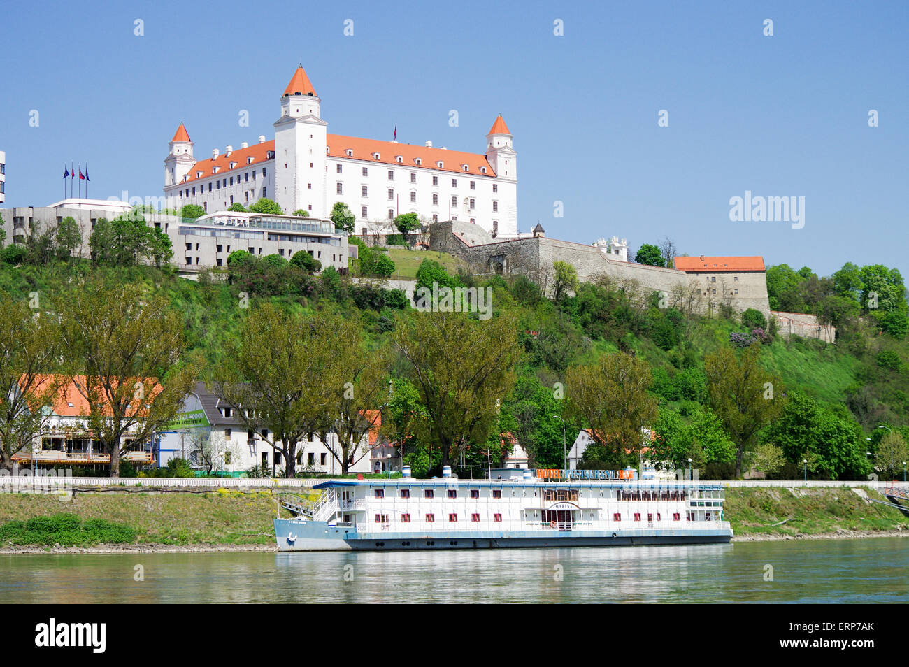 Die Burg von Bratislava & Donau gesehen an einem Fluss Kreuzfahrt Stockfoto