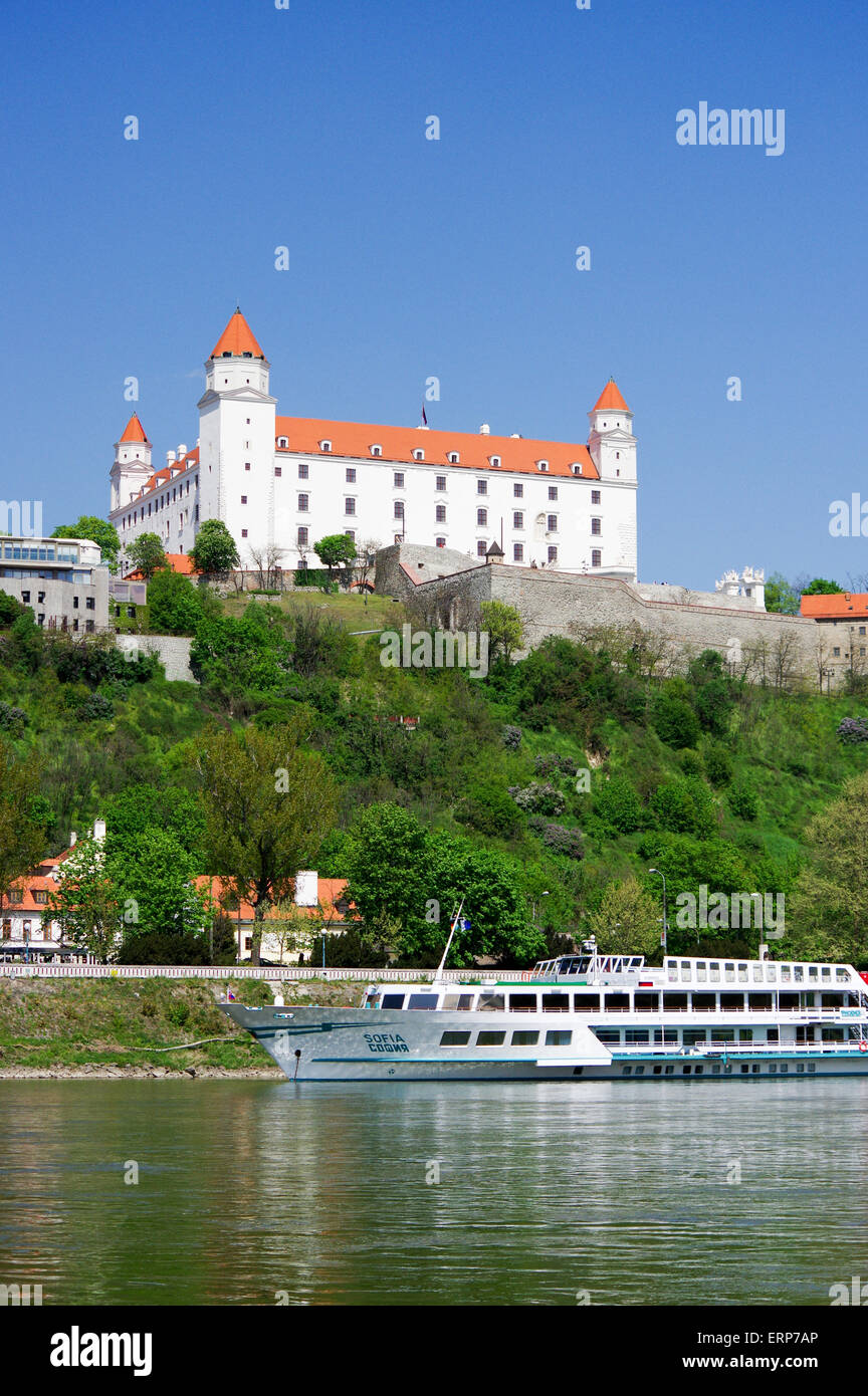 Die Burg von Bratislava & Donau gesehen an einem Fluss Kreuzfahrt Stockfoto