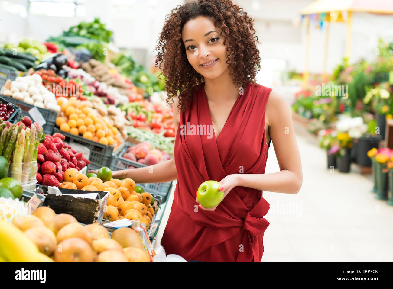 Afro Frau shopping Bio Gemüse und Früchte Stockfoto