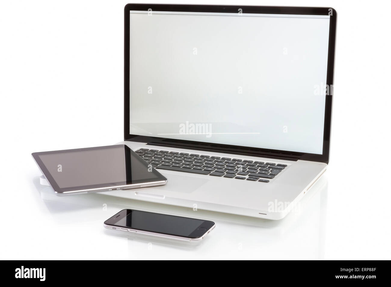 moderne EDV-Geräte - Laptop, TabletPC und Smartphone mit textfreiraum auf Bildschirm Stockfoto