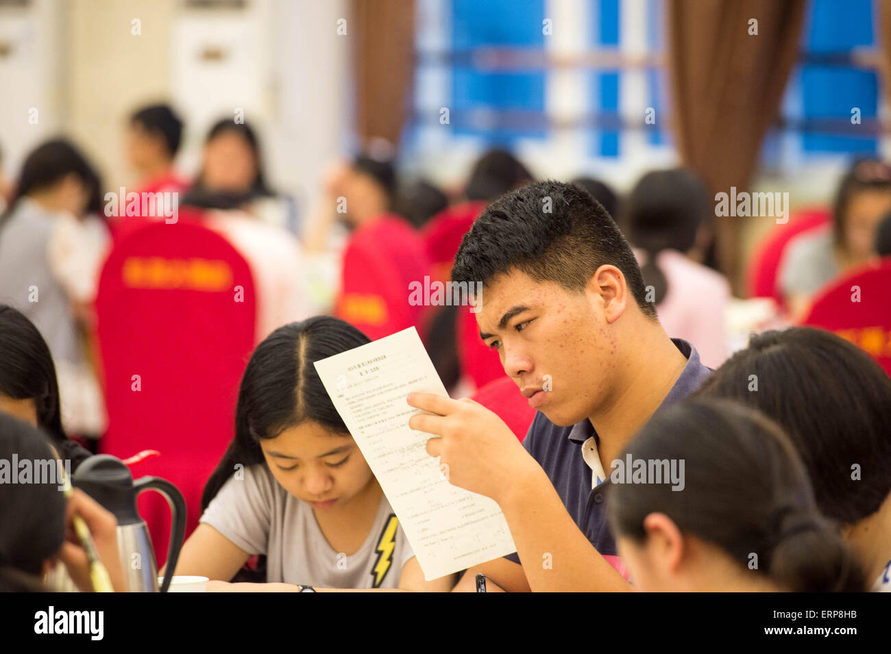 (150606)--CHONGQING, 6. Juni 2015 (Xinhua)--Studenten für die kommenden nationalen College-Aufnahmeprüfung in der Halle des Hotel in Bishan Bezirk von Chongqing, Südwest-China, 6. Juni 2015, einen Tag vor den Prüfungen vorzubereiten.  Rund 1300 Schüler der Laifeng High School würde die Prüfung im Bishan Bezirk, eine Website 20 Kilometer von ihrer Schule, am 7. Juni und 8 besuchen, daher die meisten Schüler Hotels in der Nähe der Prüfung gebucht und am letzten Abend auf die Prüfung vorbereitet. (Xinhua/Liu Chan) (Zkr) Stockfoto