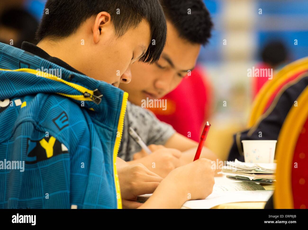 (150606)--CHONGQING, 6. Juni 2015 (Xinhua)--Studenten für die kommenden nationalen College-Aufnahmeprüfung in der Halle des Hotel in Bishan Bezirk von Chongqing, Südwest-China, 6. Juni 2015, einen Tag vor den Prüfungen vorzubereiten.  Rund 1300 Schüler der Laifeng High School würde die Prüfung im Bishan Bezirk, eine Website 20 Kilometer von ihrer Schule, am 7. Juni und 8 besuchen, daher die meisten Schüler Hotels in der Nähe der Prüfung gebucht und am letzten Abend auf die Prüfung vorbereitet. (Xinhua/Liu Chan) (Zkr) Stockfoto