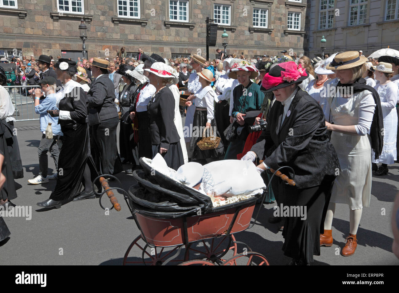 Gedenk-Parade in historische Gewänder und Kinderwagen in der Feier des 100. Jahrestages des Frauenwahlrechts Stockfoto