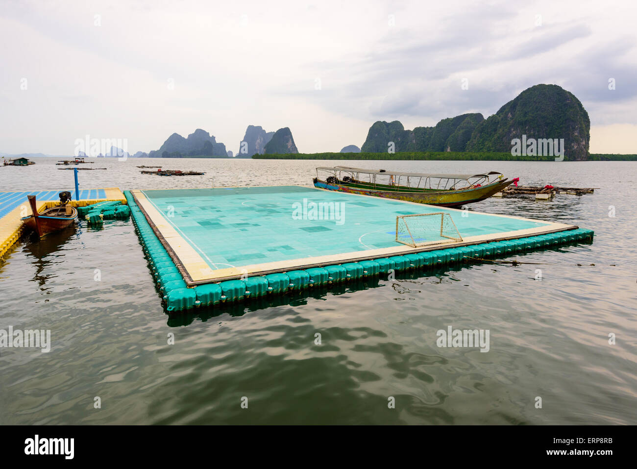 Fußballplatz, schwimmend auf dem Meer des Dorfes am Koh Panyi oder Koh Panyee Insel in Ao Phang Nga Bay National Park, Thailand Stockfoto