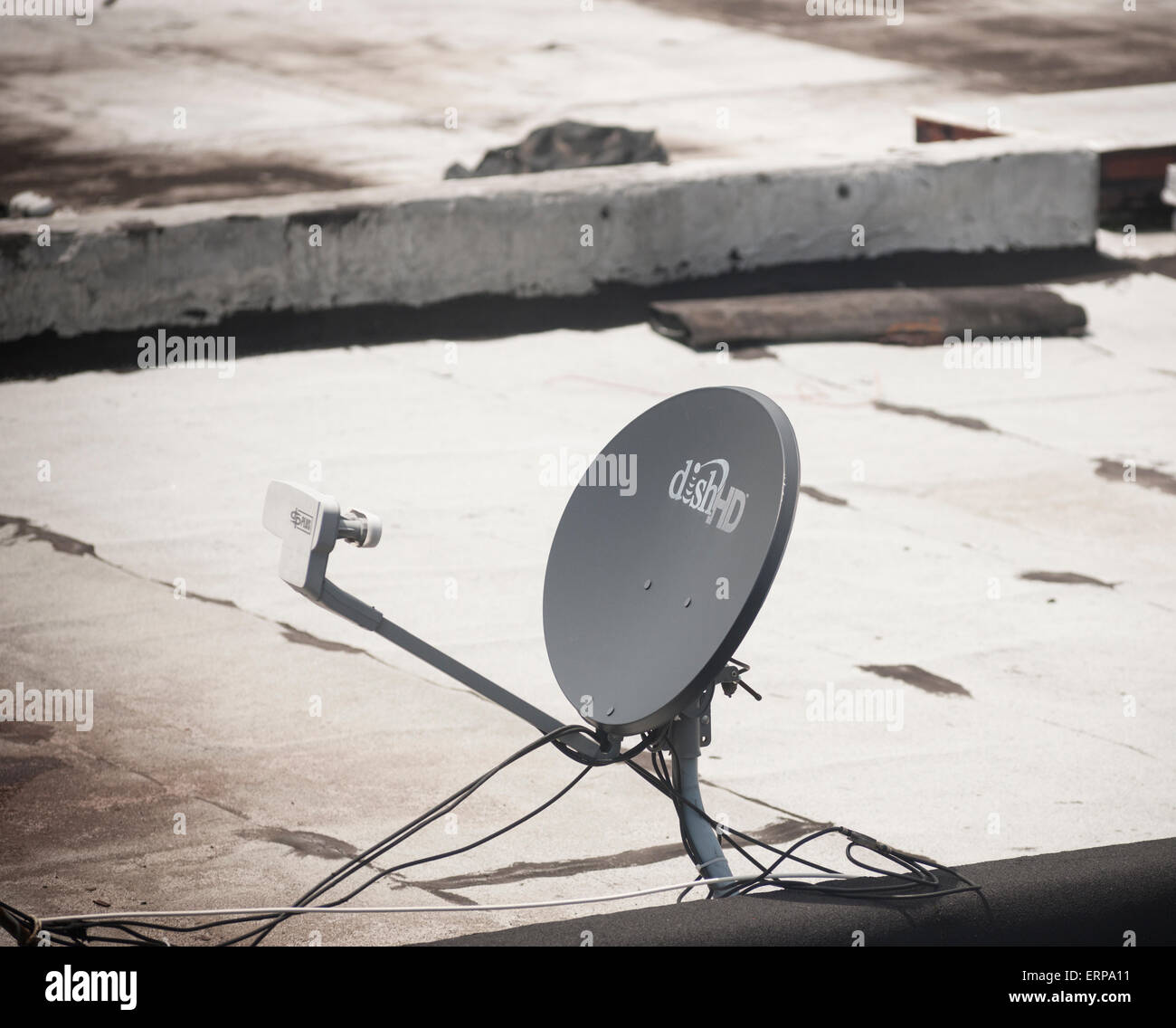 Dish Network Satellitenschüssel auf dem Dach eines Gebäudes im New Yorker Stadtteil Queens auf Donnerstag, 4. Juni 2015.  Die Teller-Netz, ein Satelliten-Fernsehen und Internet-Anbieter, wird berichtet, dass in Gesprächen mit Handy-Anbieter T-Mobile USA zu verschmelzen. Fernseh-und Kommunikation sind fortzuführen und verwischt die Grenze zwischen den Diensten. (© Richard B. Levine) Stockfoto