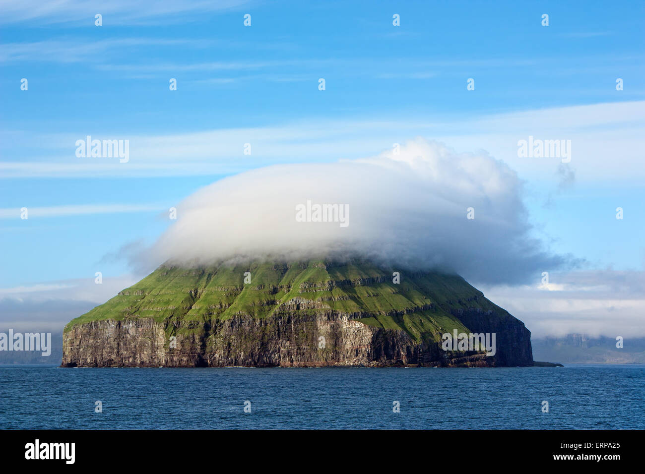 Litla Dimun, Färöer Inseln: Felseninsel bedeckt von einer neugierigen Wolke Stockfoto