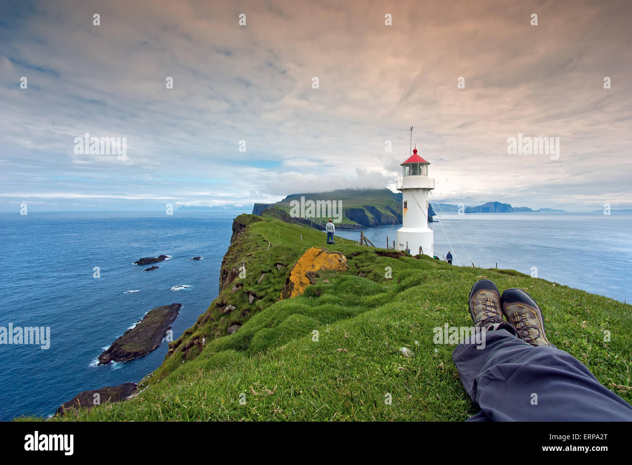 Ruhen Sie sich nach Wanderungen auf Mykines Leuchtturm, Färöer Inseln Stockfoto