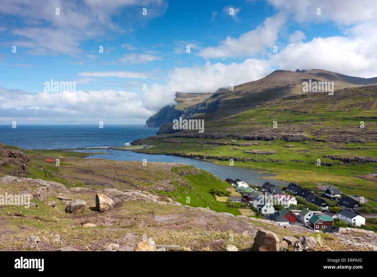 Färöer Inseln, Dorf, umgeben von unberührter Natur Stockfoto