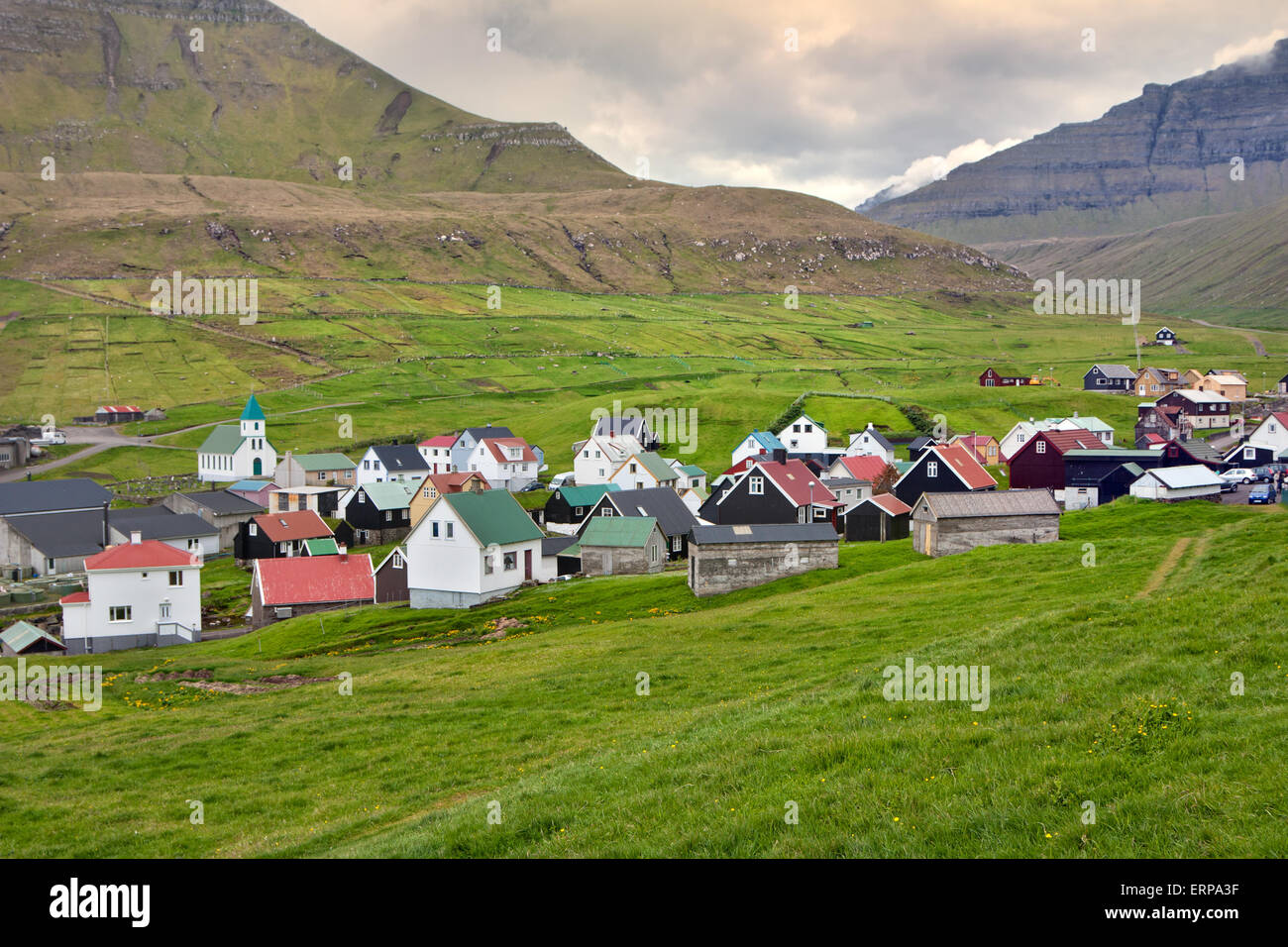 Gjogv, Färöer Inseln: abgelegenes Dorf in einem grünen Tal Stockfoto