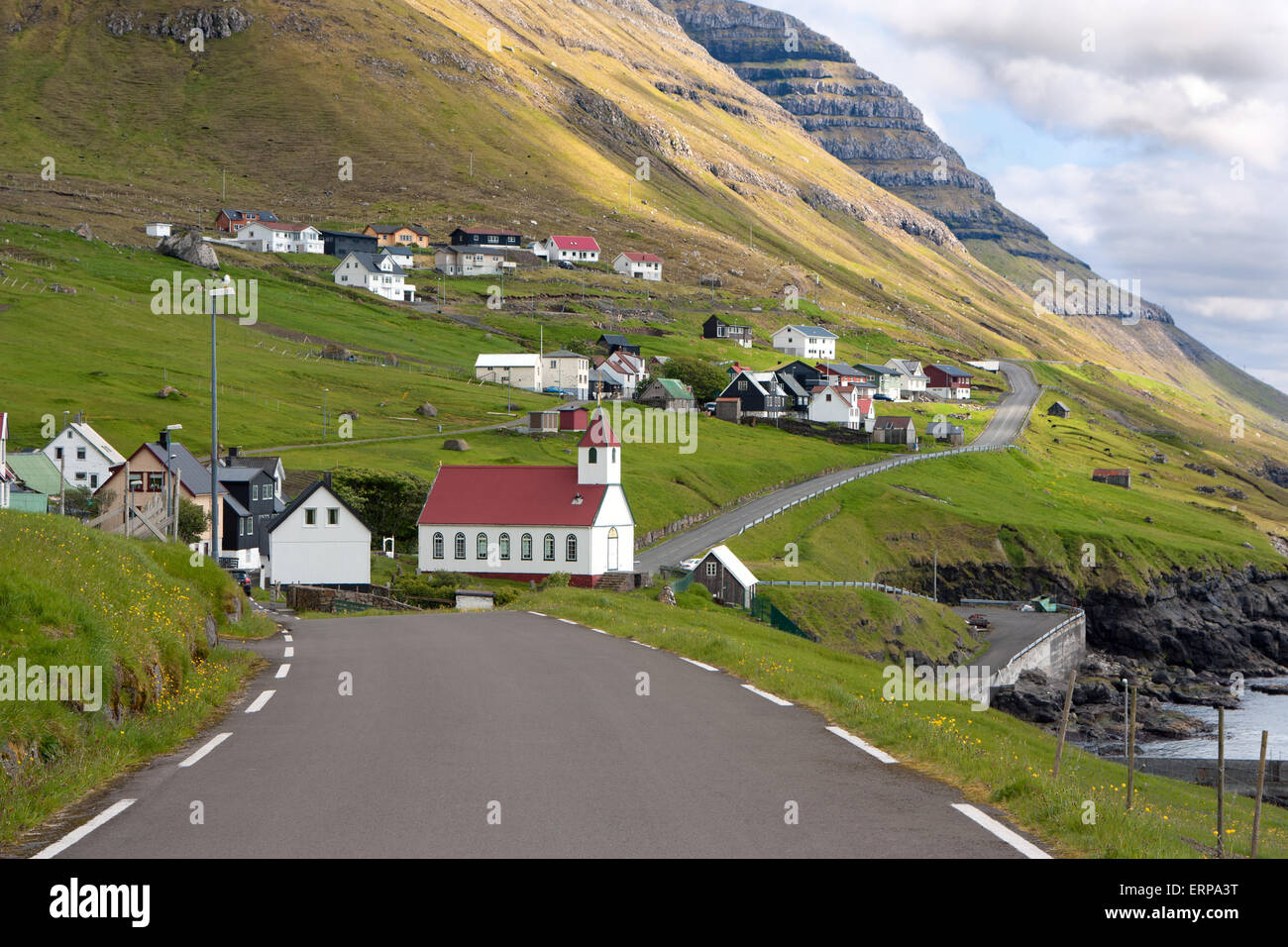 Färöer Inseln, Straße führt in ein kleines Dorf Stockfoto