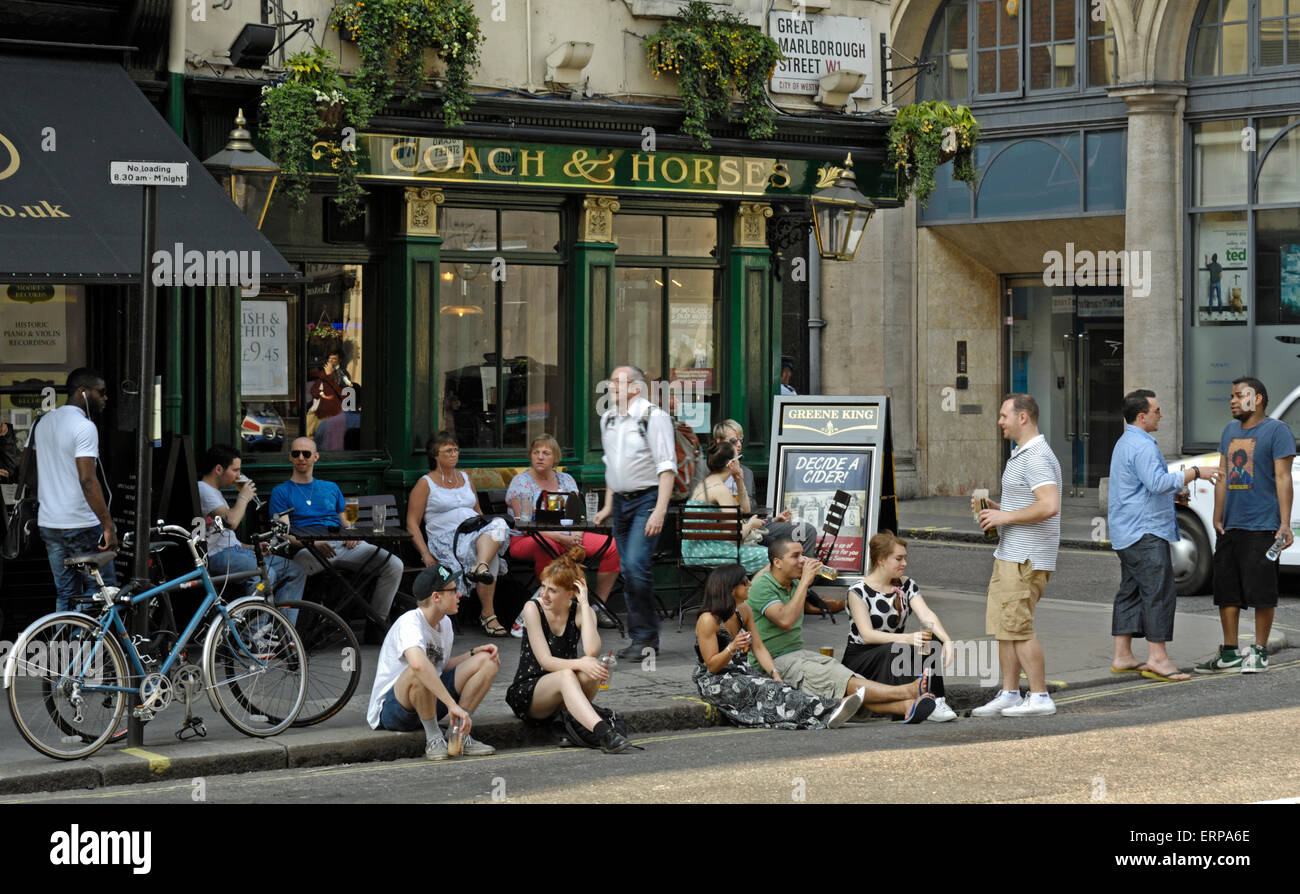 Am Abend Getränke auf der Straße, Soho, London. England. Stockfoto