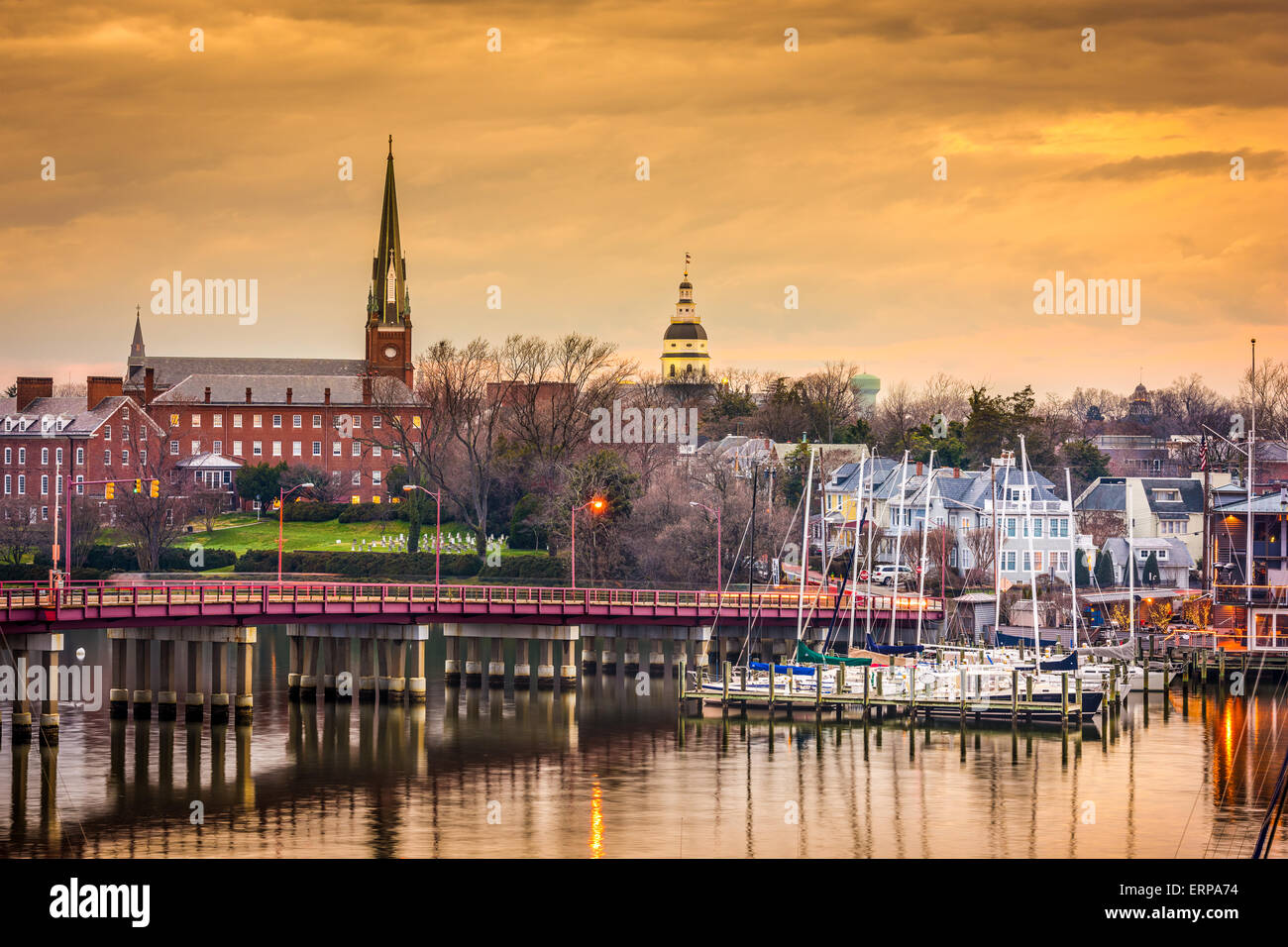 Annapolis, Maryland, Vereinigte Staaten Repräsentantenhaus und St. Marien Kirche betrachtet über Annapolis Harbor und Kompromiss-Brücke. Stockfoto