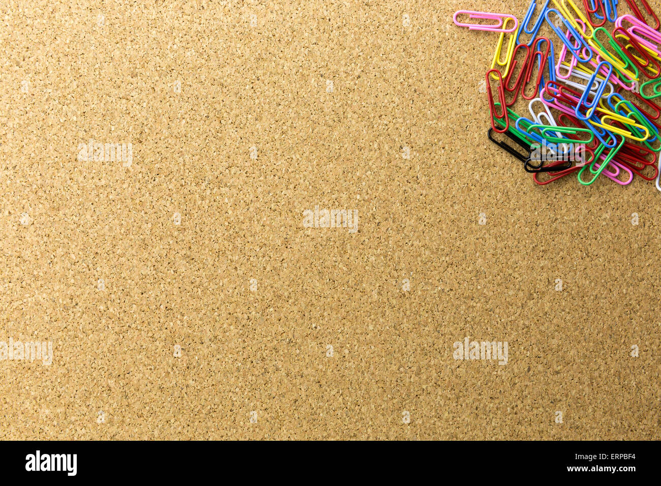 bunte Clip in der oberen rechten Ecke auf Pinnwand Stockfoto