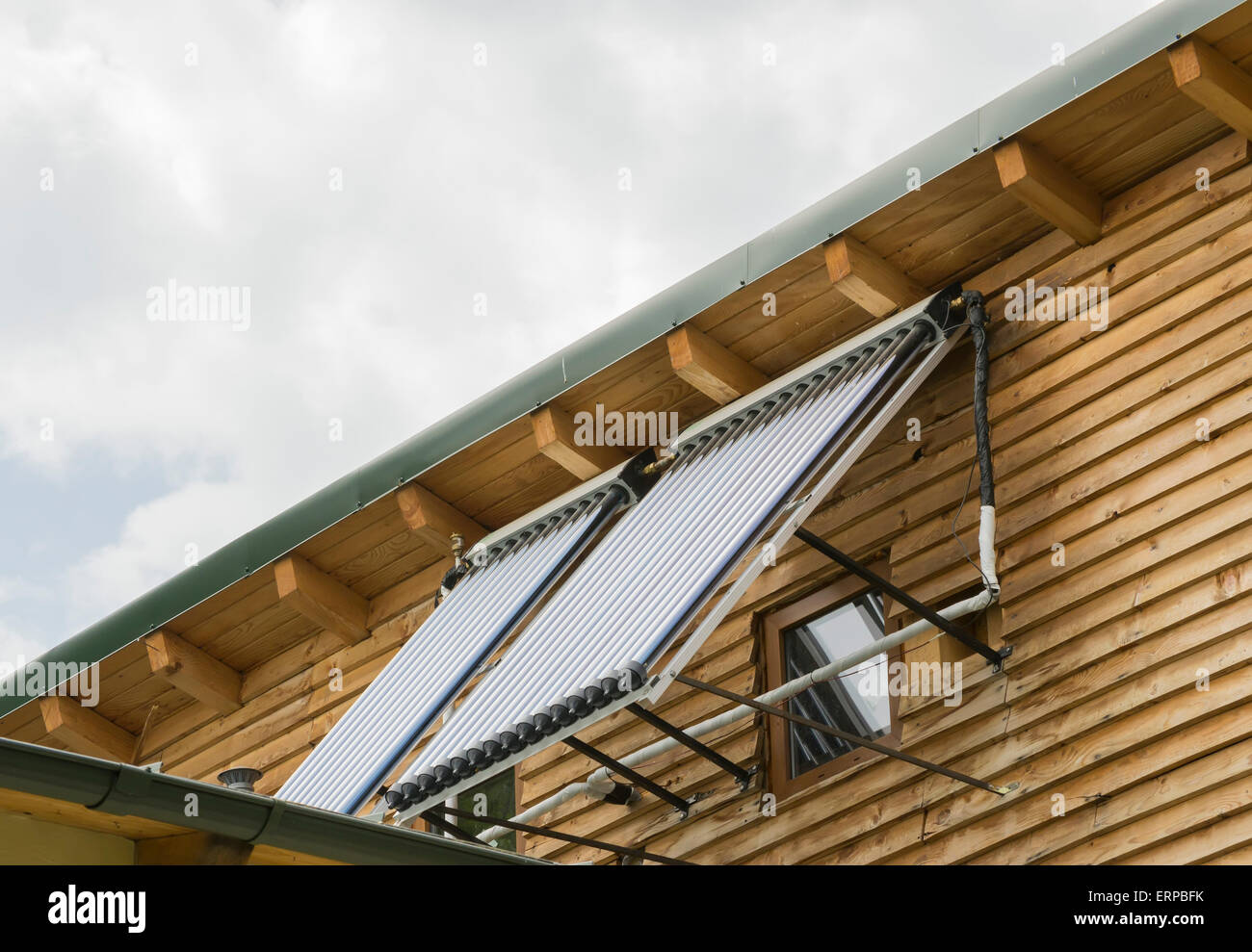 Zwei Platten montiert nebeneinander an der Außenwand eines Hauses für die Warmwasserbereitung mit solar Energie-Umwandlung Stockfoto