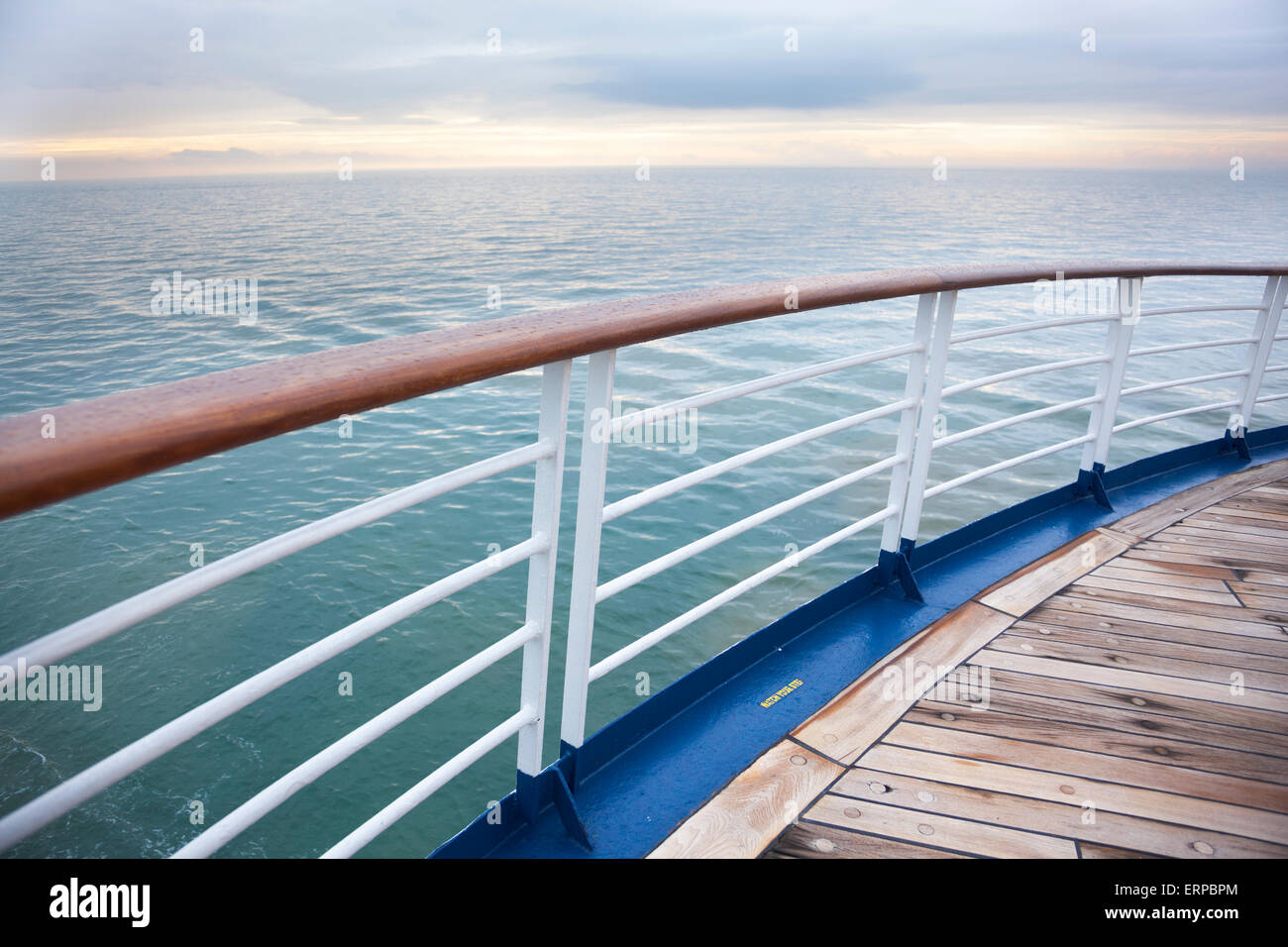 Blick auf das Meer vom Schiffsdeck Stockfoto