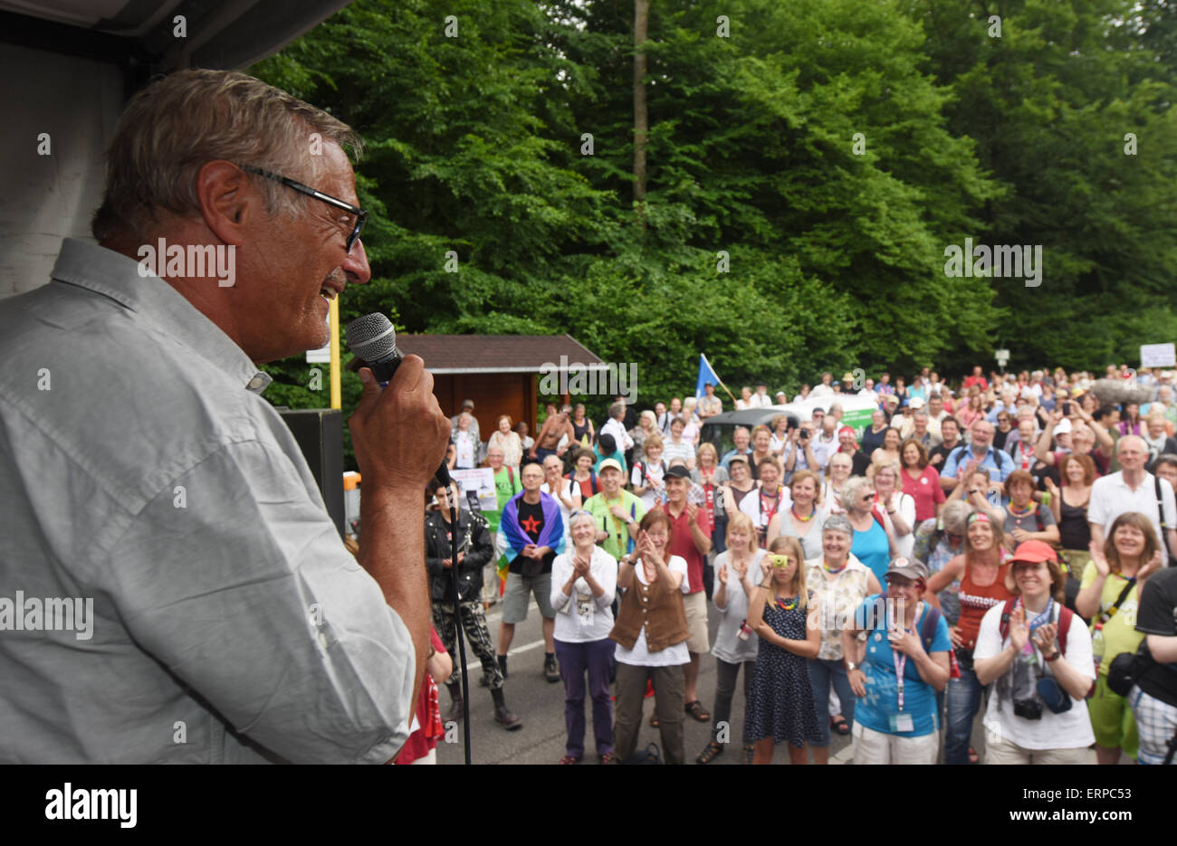 Stuttgart, Deutschland. 6. Juni 2015. Musiker Konstantin Wecker singt während einer Protestaktion für die Schließung des US-Luftwaffenstützpunkt Kelley Barracks am Rande von den evangelischen Kirchentag 2015 in Stuttgart, Deutschland, 6. Juni 2015. Dort befinden sich das Hauptquartier der United States Africa Command (AFRICOM). Foto: PATRICK SEEGER/Dpa/Alamy Live News Stockfoto