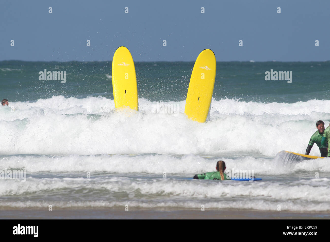 Fistral Strand, Newquay, Cornwall, UK. 6. Juni 2015. Ein sonniger Samstag bringt die Surfschulen in Newquay am Fistral Beach. Stockfoto
