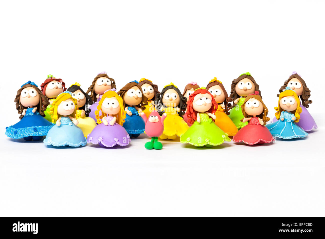 Bunte Reihe von handgefertigten Spielzeug Puppen, die mit Modelliermasse Stockfoto