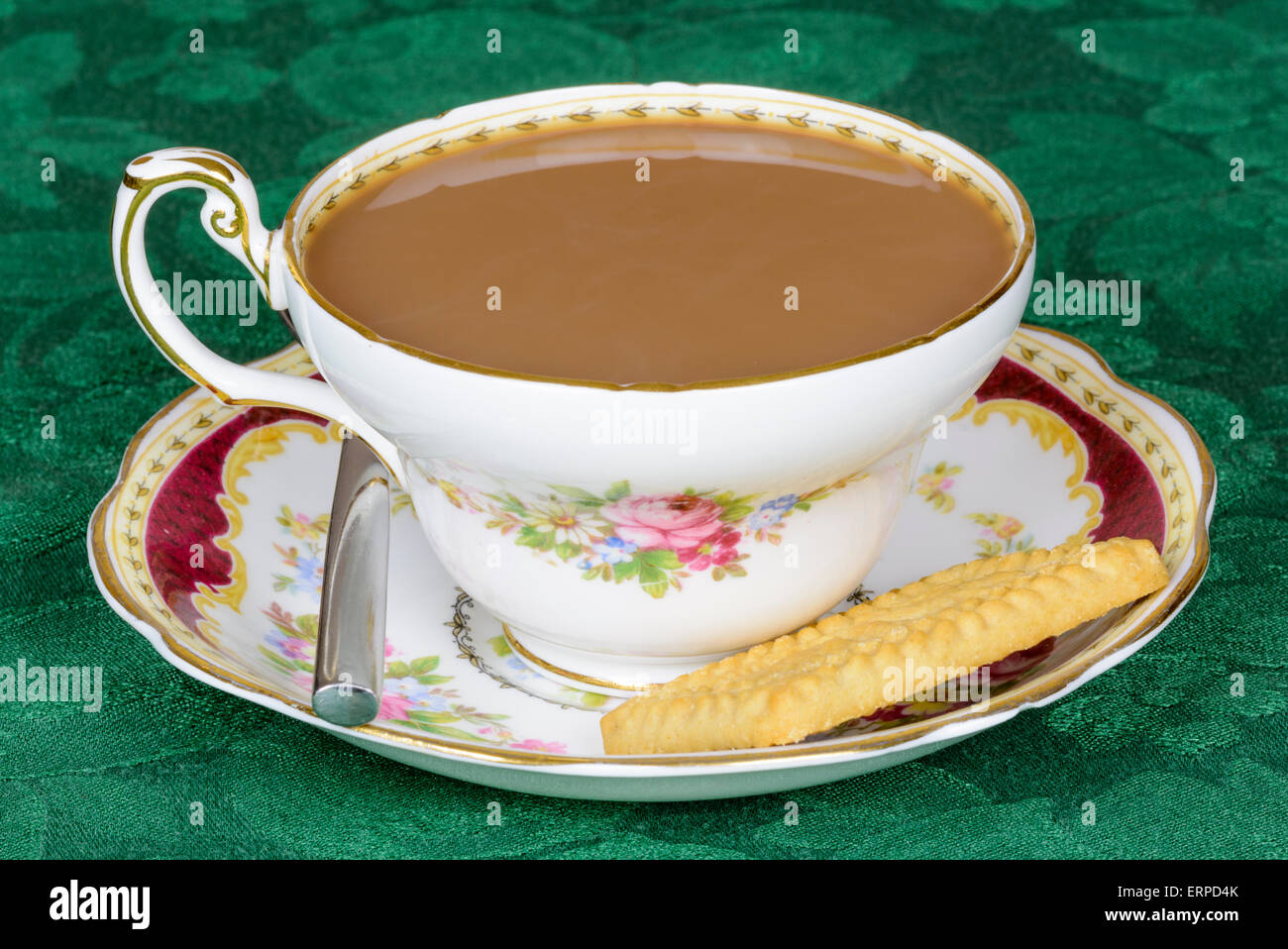 Tasse Tee und ein Keks in einer Porzellan-Tasse mit Untertasse. Stockfoto