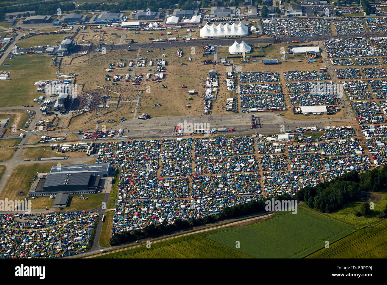 Mendig, Deutschland. 6. Juni 2015. Eine Luftaufnahme des ehemaligen  Militärflugplatz bedeckt mit Zelten von mehr als 90.000 Besucher für das " Rock am Ring" Music Festival, Mendig, Deutschland, 6. Juni 2015. :  Bildnachweis