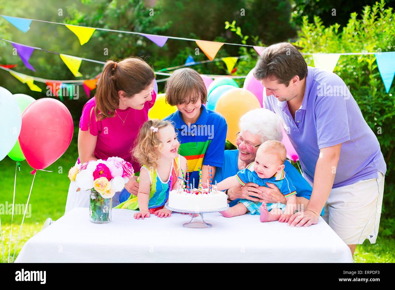 Glückliche Familie auf einer Geburtstagsfeier Stockfoto