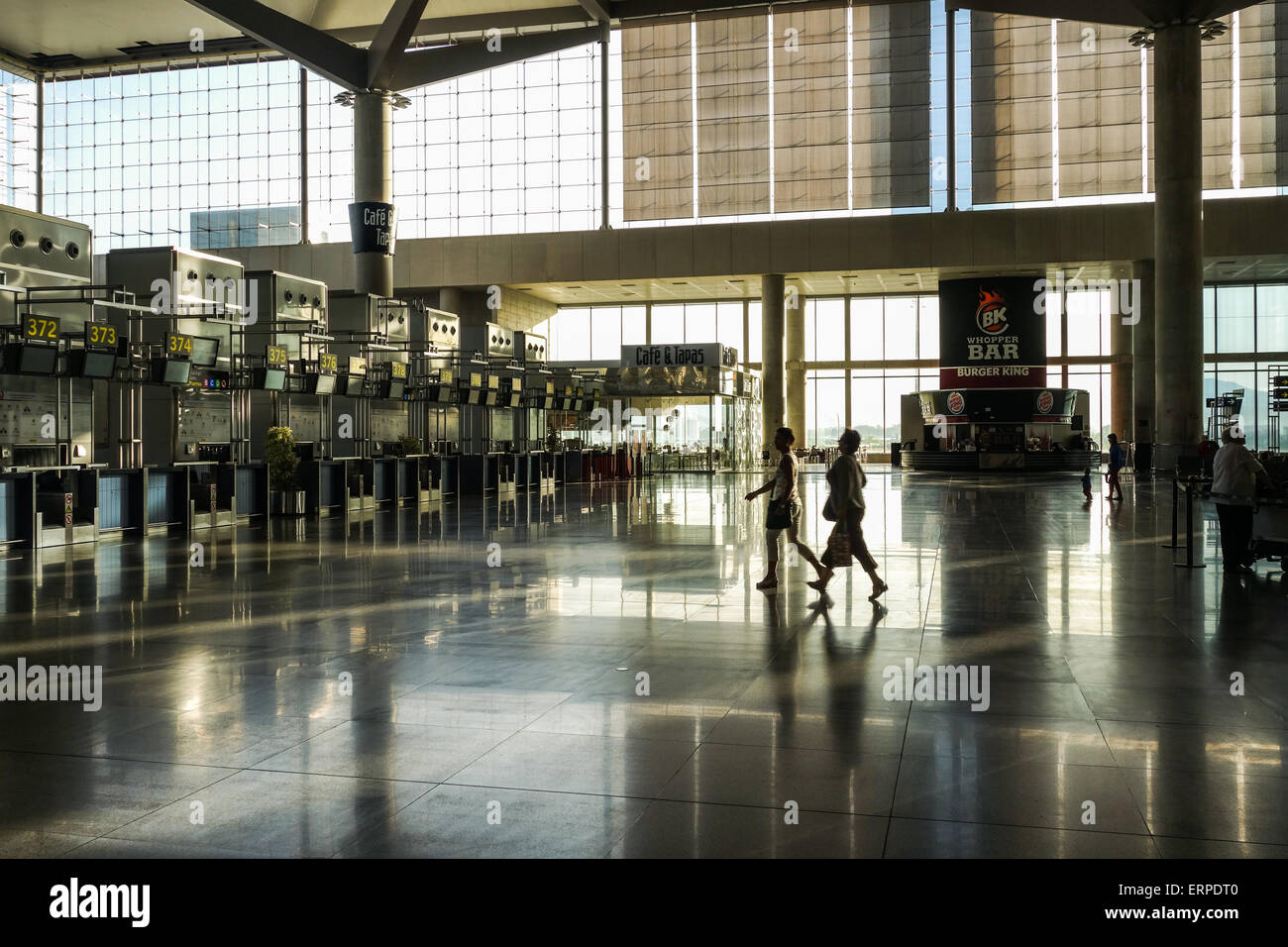 Leere Check-in-Schalter am Flughafen, Check-in Schalter, Malaga, Spanien. Stockfoto