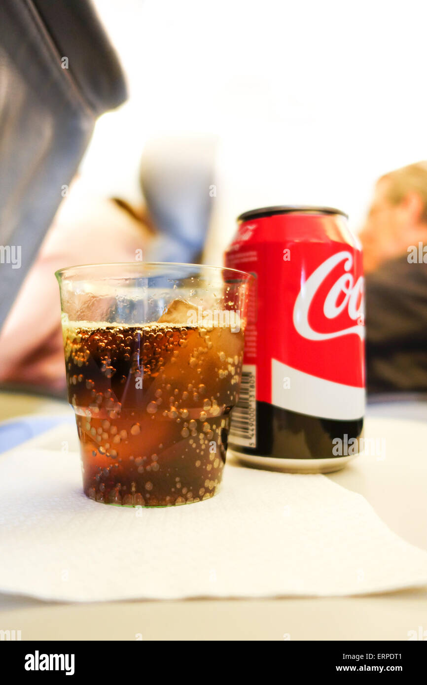 Getränke im Flugzeug serviert mit Serviette. Air France und KLM. Stockfoto