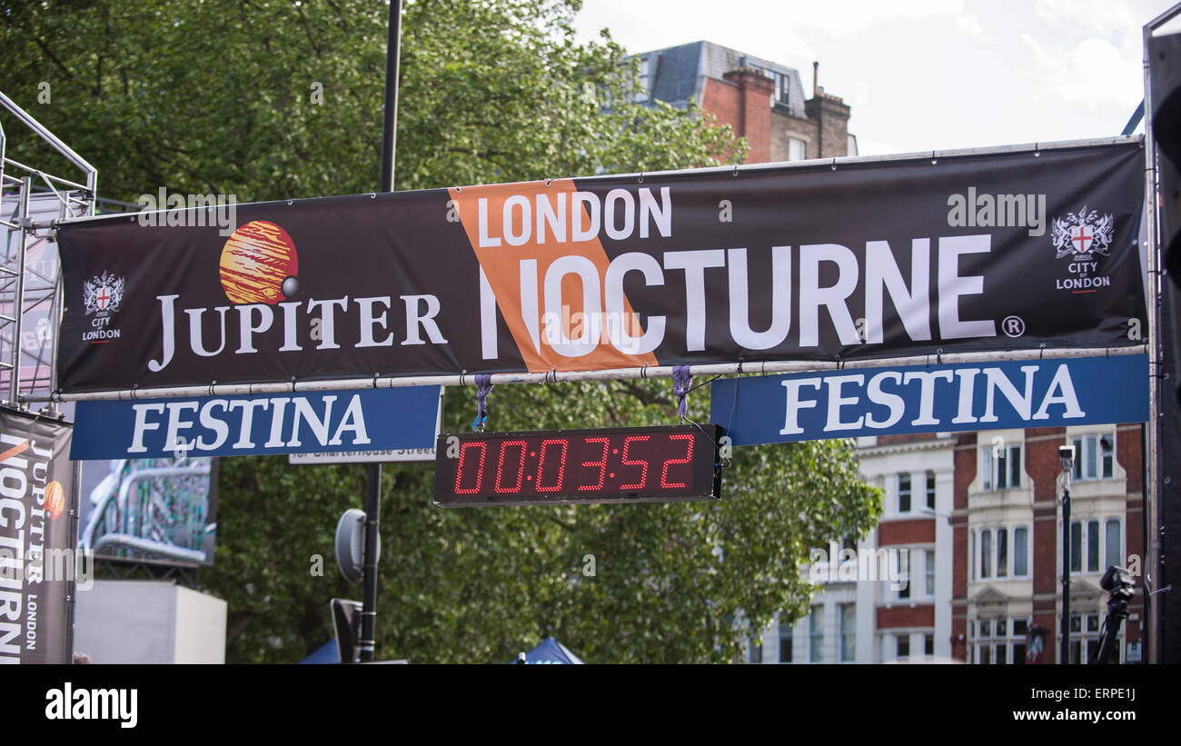 London, UK. 6. Juni 2015.  Die 9. Ausgabe des preisgekrönten Jupiter London Nocturne trifft die Straßen von Farringdon.  Die Veranstaltung bringt das beste Kriterium Rennen, um die schnellen und technischen Rennstrecke nahe Smithfield Market, mit einer Mischung aus Elite und Amateur-Rennen für männliche und weibliche Fahrer. Bildnachweis: Stephen Chung / Alamy Live News Stockfoto