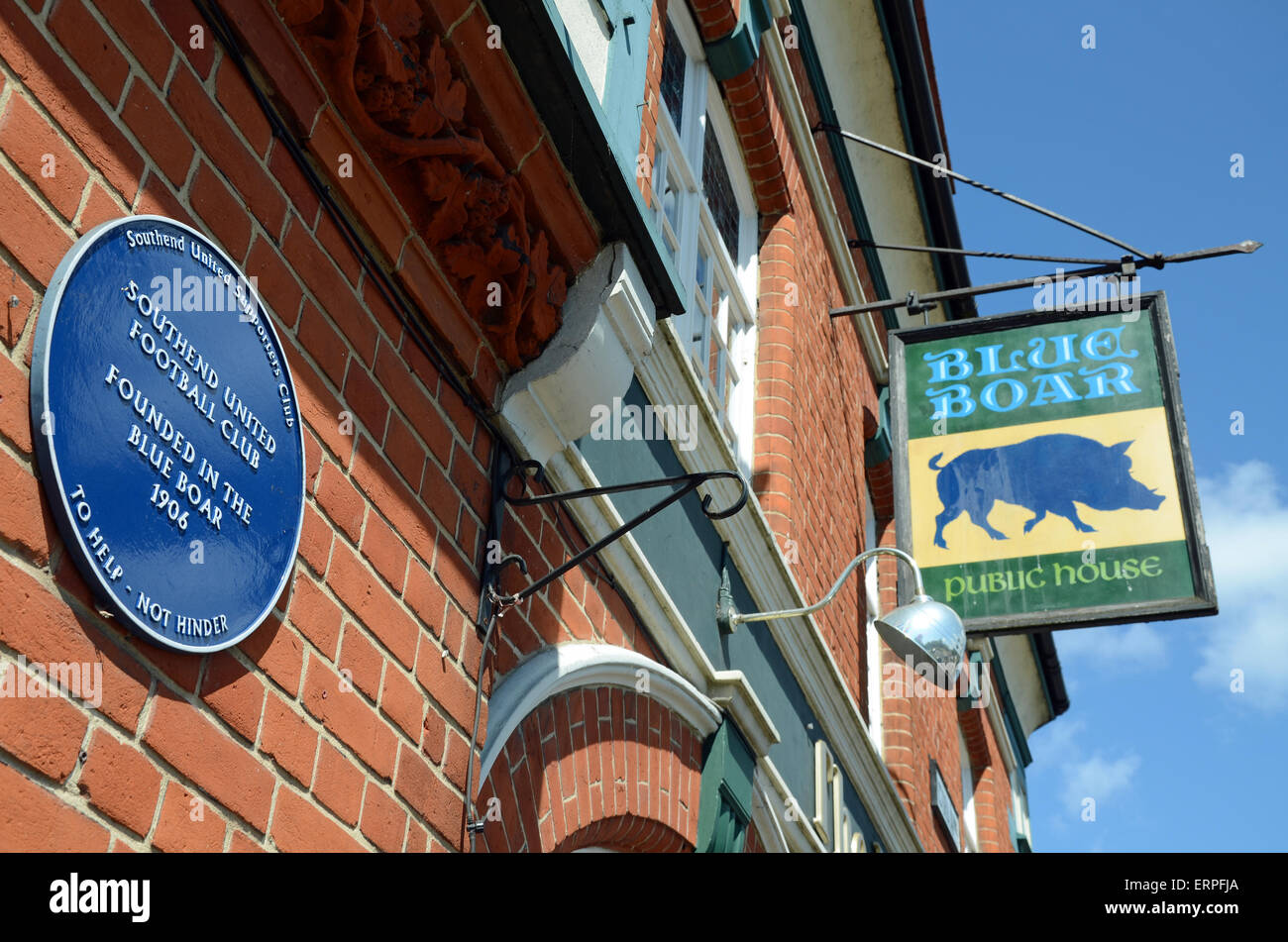 Blaue Plakette. Das Blue Boar Pub in Southend on Sea, Essex, Großbritannien, ist der Geburtsort der Fußballmannschaft von Southend United Stockfoto