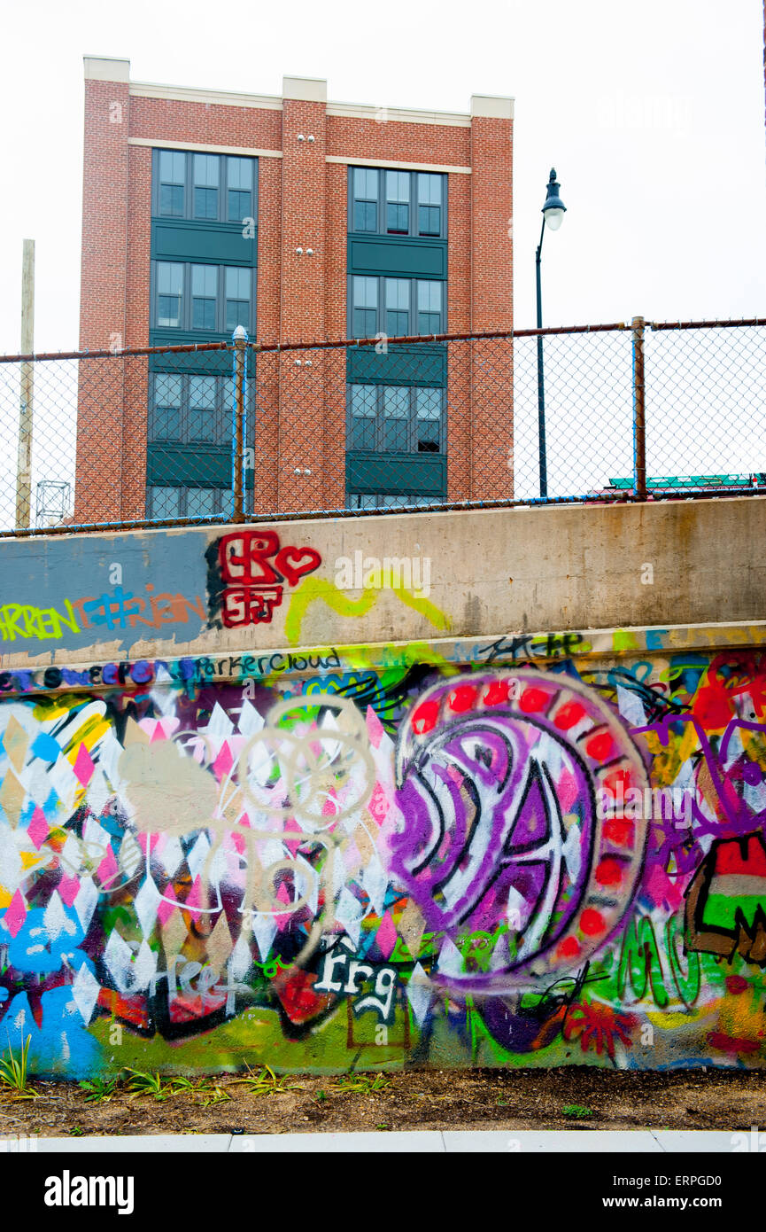 Stadt städtische Trockenfäule Graffiti an der Wand in der Nähe eines neuen Wohnhauses in Washington DC Stockfoto