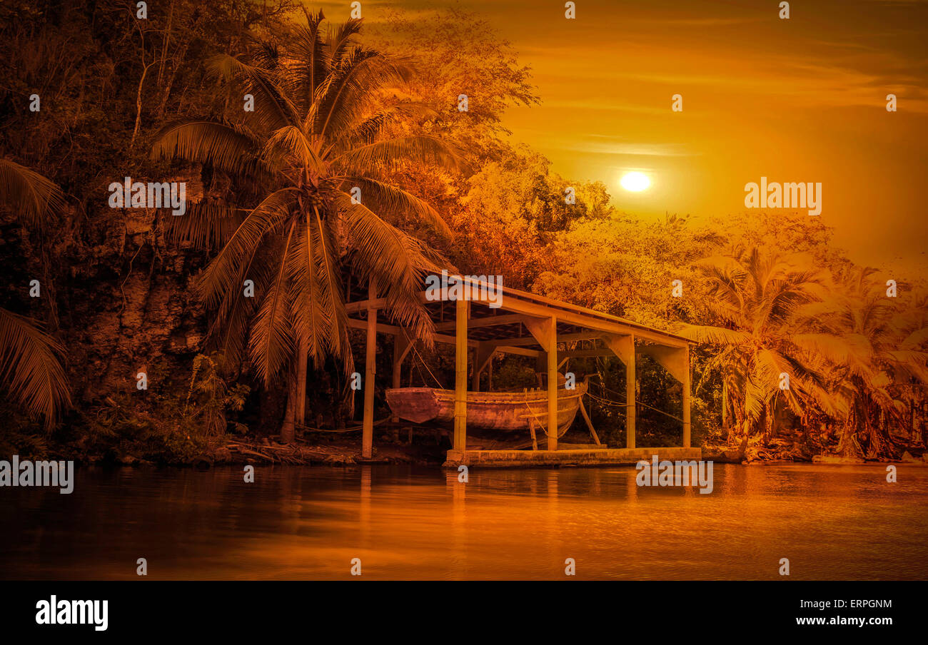 Sonnenuntergang über alte hölzerne Piratenschiff in der Karibik Bucht Stockfoto